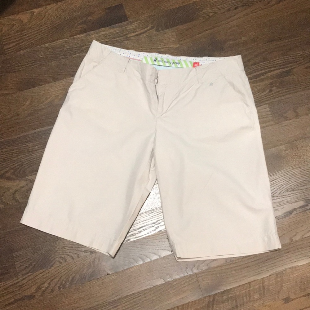 Old Navy 100% cotton khaki shorts size 8. Like new